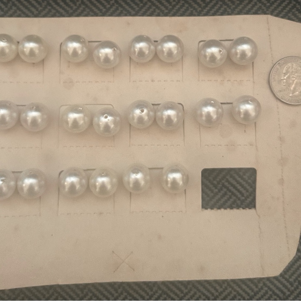 RE-SELLERS!! Buy the card of 9 pairs of Vintage Pearl colored Earrings